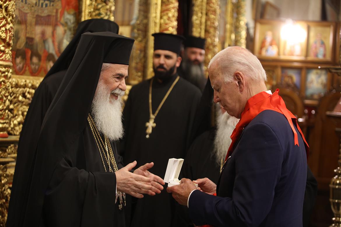 بطريرك القدس للروم الأرثوذكس ثيوفيلوس الثالث خلال استقباله الرئيس الأميركي جو بايدن في كنيسة المهد بمدينة بيت لحم (تصوير: أحمد مزهر/وفا)